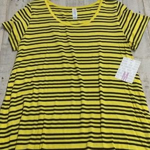 *BRAND NEW*LuLaRoe Medium Classic T